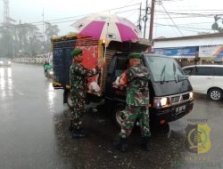 Koramil 1710-03/Kuala Kencana Bagikan Takjil Gratis Kepada Warga