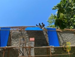 Satgas TMMD 123 Kodim 1510/Sula Pasang Atap RTLH Milik Warga Desa Wailau