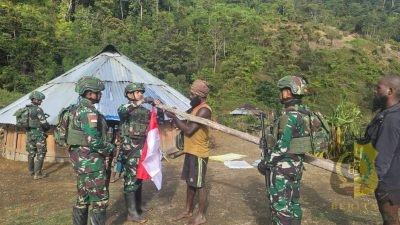 Satgas Yonif 715/Mtl Bersama Warga Kibarkan Bendera Merah Putih di Pelosok Papua