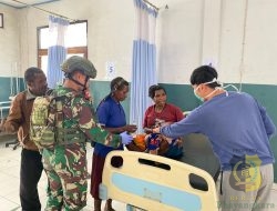 Satgas Yonif 715/Mtl Bantu Evakuasi Anak Papua ke Rumah Sakit