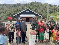 Satgas Yonif 715 Bagikan Bahan Makanan Menyambut Bulan Suci Ramadhan