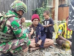 Satgas Yonif 715/Mtl Proaktif Cek Kesehatan Rumah ke Rumah