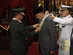 Panglima TNI Sematkan Bintang Yudha Dharma Utama Kepada Menhan RI