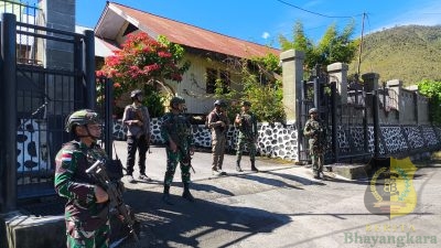 TNI-Polri Sinergi Pengamanan Ibadah Jumat Agung di Puncak Jaya