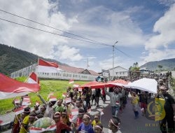 Satgas Yonif 715/Motuliato dan Apkam Puncak Jaya Kibarkan Bendera Merah Putih Raksasa