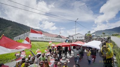 Satgas Yonif 715/Motuliato dan Apkam Puncak Jaya Kibarkan Bendera Merah Putih Raksasa