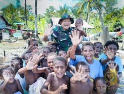 Dansatgas TMMD Berbagi Cokelat Ciptakan Suasana Hangat di Tengah Kegiatan