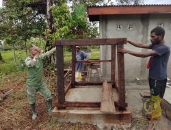 Satgas TMMD Pasang Rangka Tandon Air Dukung Peningkatan Sanitasi Warga