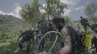 Satgas Yonif 715/Motuliato Bangun Bak Penampungan Air