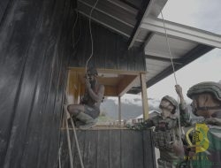 Satgas Yonif 715/Motuliato Perbaiki Instalasi Listrik di Perbatasan