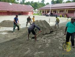 Personel Satgas TMMD Bersama Warga Gotong Royong Siapkan Lapangan untuk Kegiatan Bakti Sosial