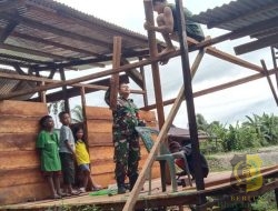 Babinsa Koramil 1710-07/Mapurujaya Laksanakan Komsos dan Bantu Warga Bangun Rumah