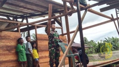 Babinsa Koramil 1710-07/Mapurujaya Laksanakan Komsos dan Bantu Warga Bangun Rumah