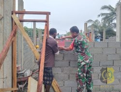 Babinsa Koramil 1710-07/Mapurujaya Bantu Pembangunan Rumah Warga