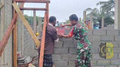 Babinsa Koramil 1710-07/Mapurujaya Bantu Pembangunan Rumah Warga