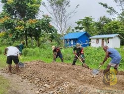 Babinsa Koramil 1710-06/Agimuga Ajak Warga Gotong Royong Timbun Jalan Rusak