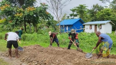 Babinsa Koramil 1710-06/Agimuga Ajak Warga Gotong Royong Timbun Jalan Rusak