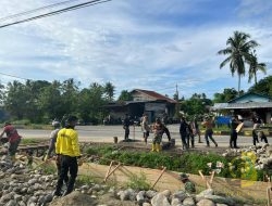 Terik Matahari Membakar Semangat Satgas TMMD 125 Kodim 1506/Namlea Bangun Drainase Raksasa di Desa Waenono