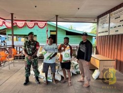 Babinsa Koramil 1710-01/Kokonao Dampingi Penyaluran Beras Ketahanan Pangan untuk Masyarakat
