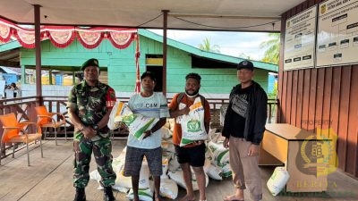 Babinsa Koramil 1710-01/Kokonao Dampingi Penyaluran Beras Ketahanan Pangan untuk Masyarakat