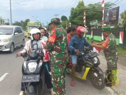 Anggota Koramil Timika Bagikan Bendera Merah Putih Bagi Pengguna Jalan