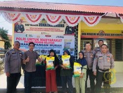 Kapolsek Batang Kapas Distribusikan Beras SPHP Kepada Warga