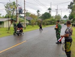 Babinsa Koramil 1710-07/Mapurujaya Bagikan Bendera Merah Putih ke Pengguna Jalan