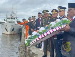 Dandim 1710/Mimika Ikuti Upacara Tabur Bunga di Pelabuhan Poumako