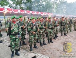 Personel Kodim 1710/Mimika Ikut Taptu dan Pawai Obor Peringatan HUT ke-80 Kemerdekaan RI