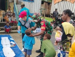 Babinsa Koramil 1710-01/Kokonao Dampingi Petugas Puskesmas Layani Masyarakat