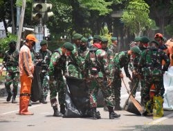 Prajurit TNI Bersama Masyarakat Gotong Royong Bersihkan dan Evakuasi Kendaraan Terbakar
