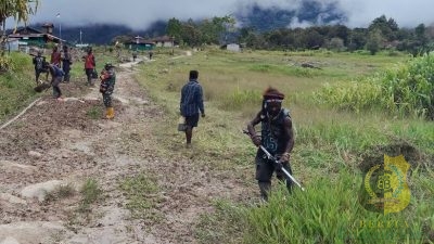 Babinsa Koramil 1710-05/Jila Bersama Masyarakat Laksanakan Kerja Bakti