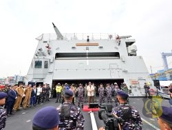 Panglima TNI Dampingi Menhan RI Sambut Kedatangan KRI Brawijaya-320