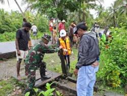 Babinsa Koramil Mapurujaya Bersama Warga Kerja Bakti Bersihkan Drainase