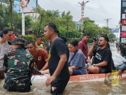 TNI Bergerak Cepat Evakuasi Korban Banjir di Denpasar