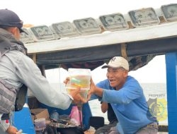 KN Tanjung Datu-301 Bagikan Sembako dan Edukasi Nelayan Banten