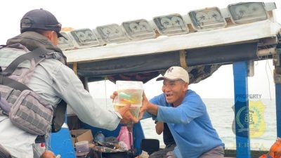 KN Tanjung Datu-301 Bagikan Sembako dan Edukasi Nelayan Banten