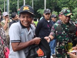 TNI Bagikan 15 Ribu Paket Sembako untuk Masyarakat di Monas