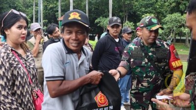TNI Bagikan 15 Ribu Paket Sembako untuk Masyarakat di Monas