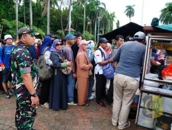 Ribuan Warga Nikmati 15.000 Porsi Makan Gratis di Monas