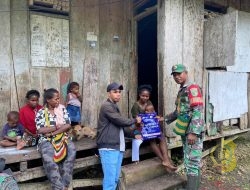 Babinsa Koramil 1710-06/Agimuga Dampingi Nakes Bagikan Kelambu