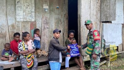 Babinsa Koramil 1710-06/Agimuga Dampingi Nakes Bagikan Kelambu