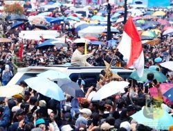 Rakyat Padati Jalan Kebesaran Iringi Presiden Prabowo Menuju Upacara HUT ke-80 TNI