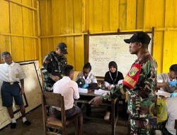 Babinsa Koramil 1710-06/Agimuga Dampingi Nakes Pemeriksaan Kesehatan Pelajar