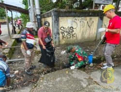 Babinsa Koramil Timika Ajak Warga Bersihkan Saluran Drainase