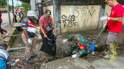 Babinsa Koramil Timika Ajak Warga Bersihkan Saluran Drainase