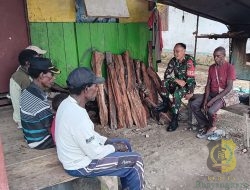 Babinsa Koramil Mapurujaya Komsos dengan Kepala Kampung Hiripau