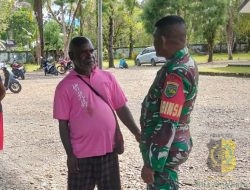 Babinsa Koramil Timika Komsos dengan Warga