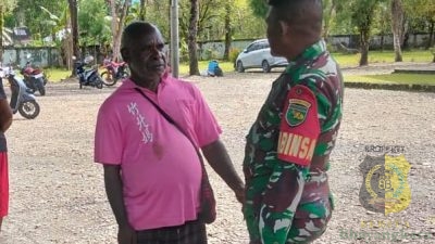 Babinsa Koramil Timika Komsos dengan Warga
