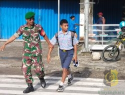 Babinsa Timika Bantu Lalu Lintas Penyeberangan Anak Sekolah